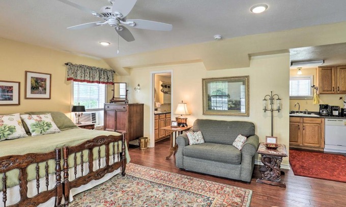 Oakwood Apartamento | Studio in College Station with Expansive Deck!