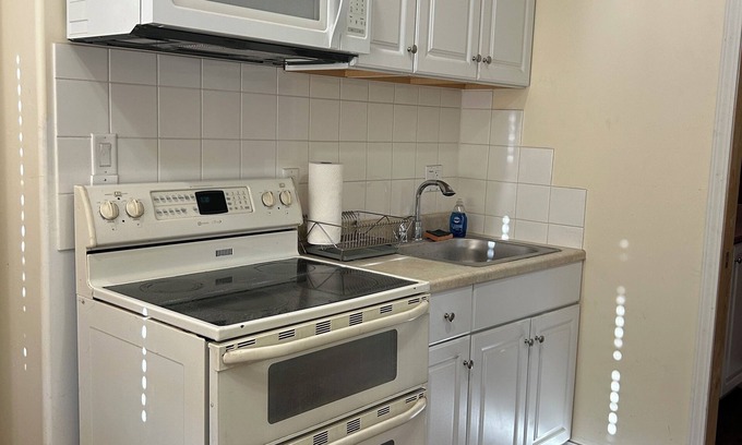 Southeastern Sacramento Apartamento | Studio in East Sacramento. Walking distance to groceries, restaurants