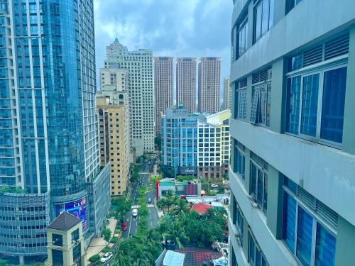 Bagumbayan Apartamento | Studio in Eastwood City with Free Pool, Parking & Netflix