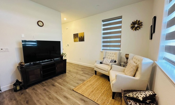 Folsom Apartamento | Studio in Folsom near Intel with breakfast and free parking.