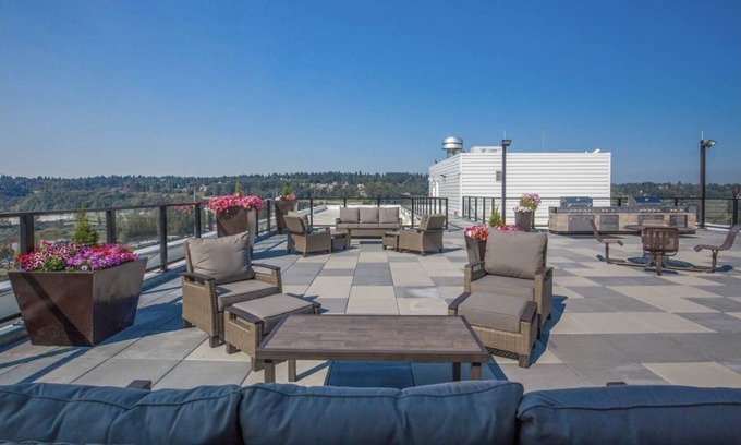 Southcenter Apartamento | Studio in great location!