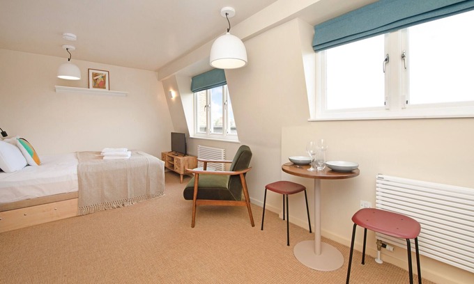 Camden Town with Primrose Hill Apartamento | Studio in Historic Building Near Primrose Hill