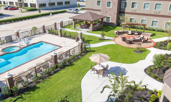 Spring Branch West Apartamento | Estudio en el corredor energético de Houston | Desayuno gratis + Centro de negocios las 24 horas