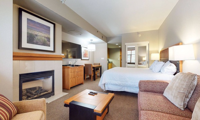 Mammoth Lakes Condominio | Studio in Luxury Hotel, Right Across The Village. Pool & EV Charging Station