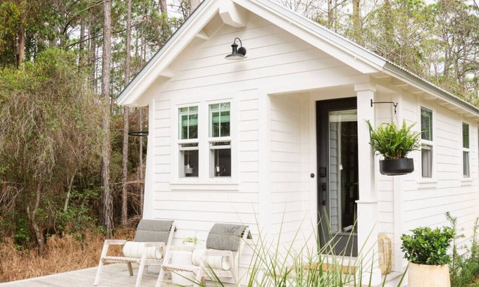 Seagrove Beach Cabaña | Studio Juan: Seagrove Beach tiny house 30A + pool + bikes + beach chairs