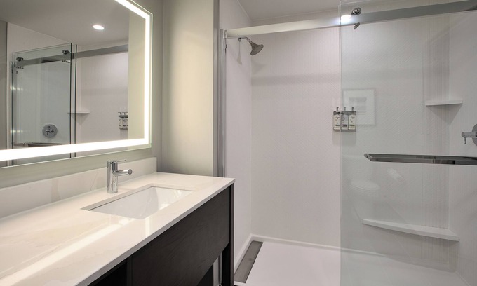 Crystal Springs Apartamento | 1 Bedroom Hotel Suite in Grand Rapids with AC, WiFi, Fitness Room and Breakfast