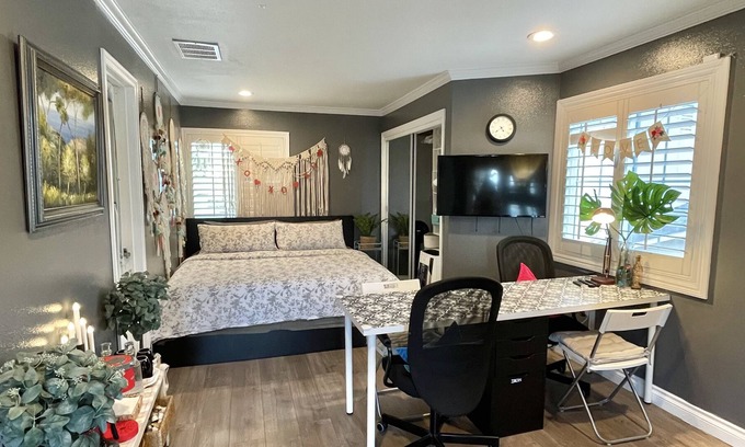Fountain Valley Casa | ❤️CHARMING LOFT ❤️ BALCON ★ Bañera con jacuzzi ★ PISCINA ★ Entrada privada ★ Corazón de OC