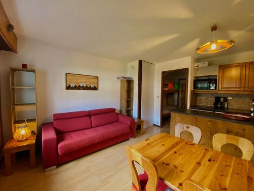 Samoens Apartamento | Studio lumineux au centre de Samoëns, proche navette ski, balcon, casier à skis, TV - FR-1-624-52