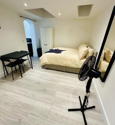 Magherafelt Apartamento | Studio near London Victoria