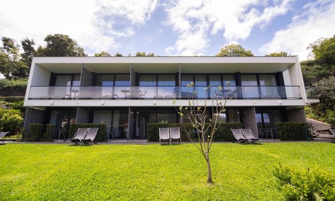Santana Casa | La casa de Manuel es un moderno y gran villa rodeada por el campo verde.