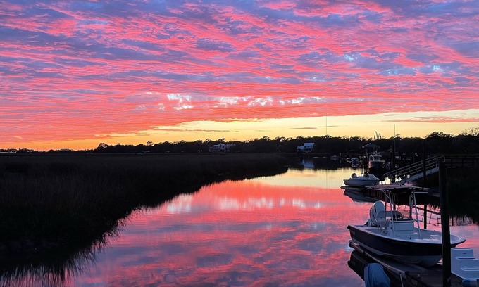 Mount Pleasant Apartamento | Estudio en Shem Creek con un muelle de aguas profundas y vistas al lago de agua dulce