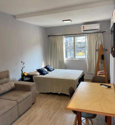 Pioneiros Apartamento | Studio reformado no centro com garagem, à 2min praia
