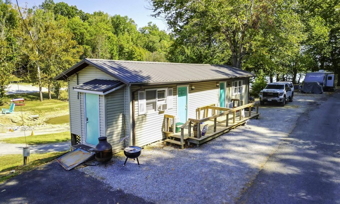 Eddyville Apartamento | Studio Rental (Sleeps 1-4) - Studio style unit with small kitchen, bathroom, & 2 Queen Beds