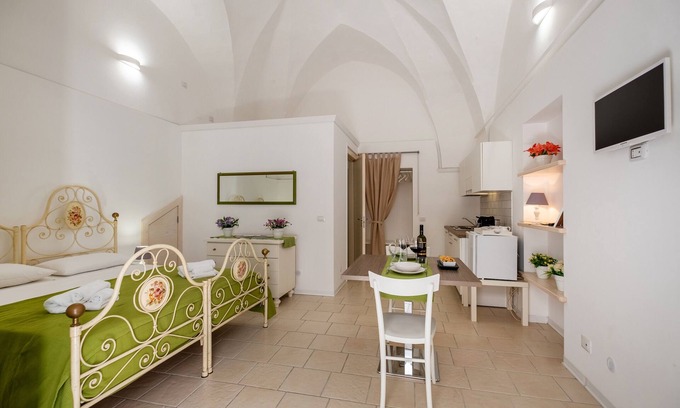 Leverano Apartamento | Estudio 'Residenza Isabella 2' cerca del centro de la ciudad con jardín y aire acondicionado