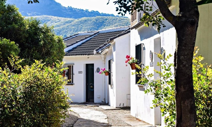 Montecorto Apartamento | Estudio "Romantic Paradise 2" con vistas a la montaña, piscina, Wi-Fi y jardín