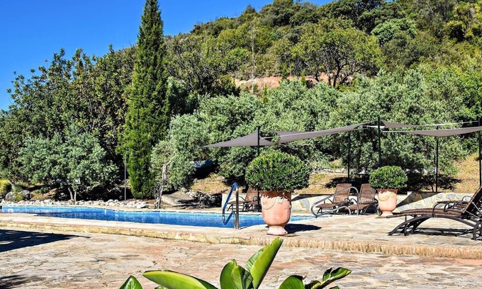 Montecorto Apartamento | Estudio "Romantic Paradise 3" con vistas a la montaña, piscina, Wi-Fi y jardín