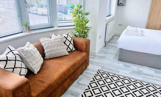Newbury Casa | Studio Rooms Ensuite Newbury Park London
