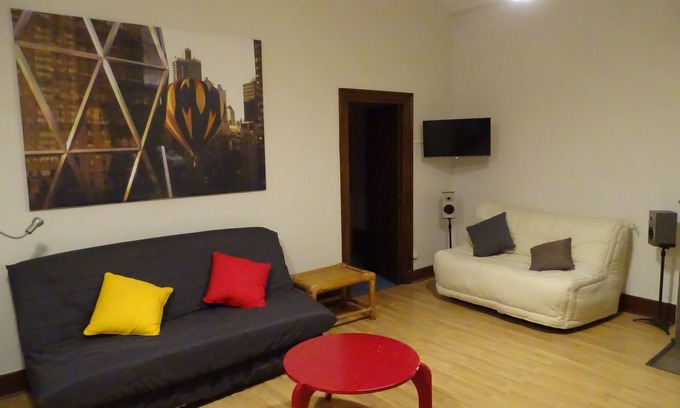 Romans-sur-Isere Apartamento | Studio, separate bedroom. Large, bright living room. Close to shops.