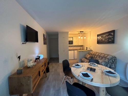 Meribel Centre Apartamento | Studio skis aux pieds, 3 pers, centre Méribel, balcon, TV, fibre - FR-1-180-638