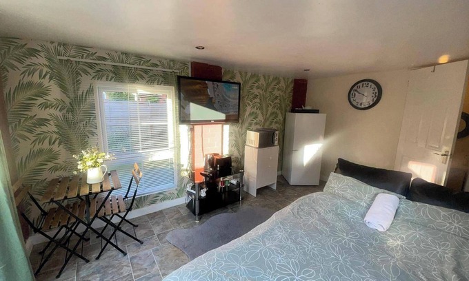 Patchway Apartamento | Studio-Sleeps 2 free parking-garden-near shops