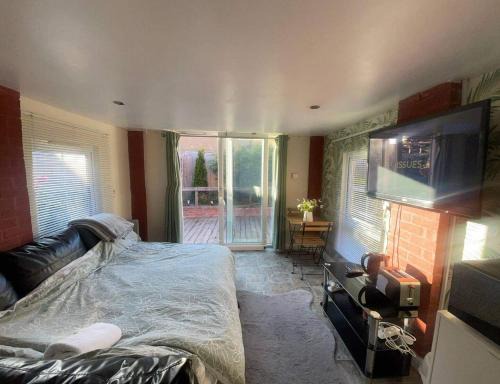 Patchway Apartamento | Studio-Sleeps 2 free parking-garden-near shops