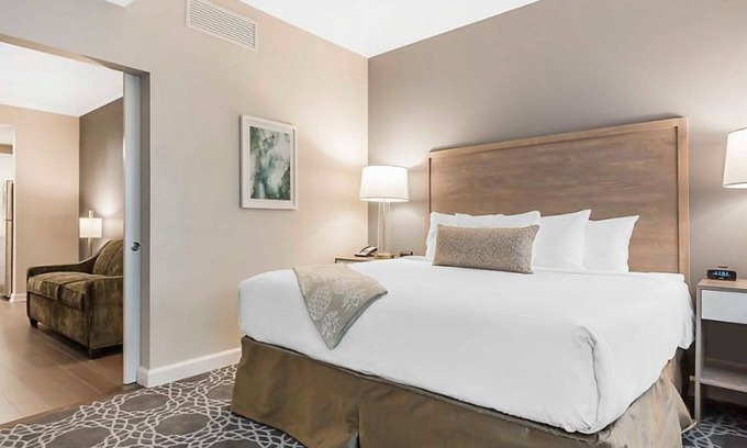 Downtown Charleston Complejo | Studio sleeps 4; kitchen - 1 partial; bedding includes 1 king bed, 1 sofa bed