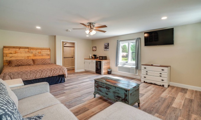 Treloar Apartamento | Studio Stay w/ Deck in Missouri Wine Country