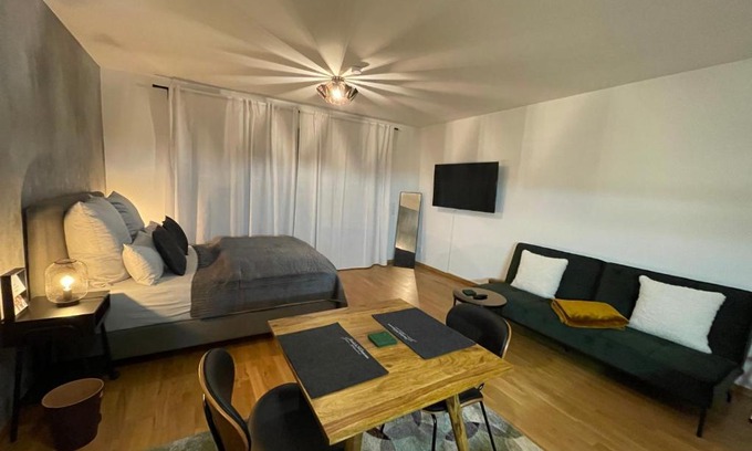 Offenbach am Main Apartamento | Studio Stevie Nicks I Workplace I 24in Screen I Kitchen I PS4