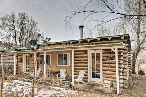 San Cristobal Casa | Studio-Style Log Cabin near Carson National Forest, New Mexico