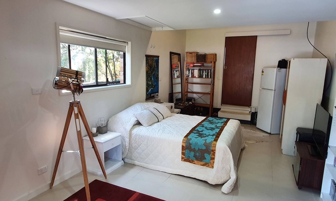 Callala Bay Apartamento | Studio style self contained room, steps to the beach.