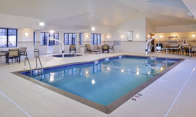 Rochester Apartamento | Studio Suite | Free Breakfast + Pool & Hot Tub + Near Mayo Clinic!
