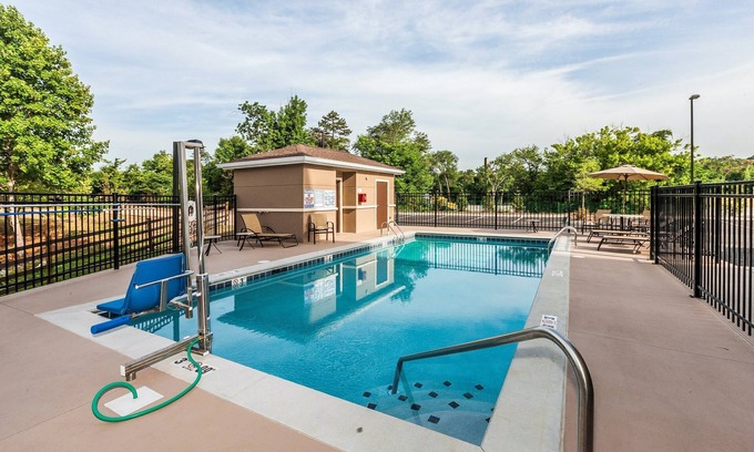 Farragut Apartamento | Studio Suite in Knoxville | Shared Outdoor Pool