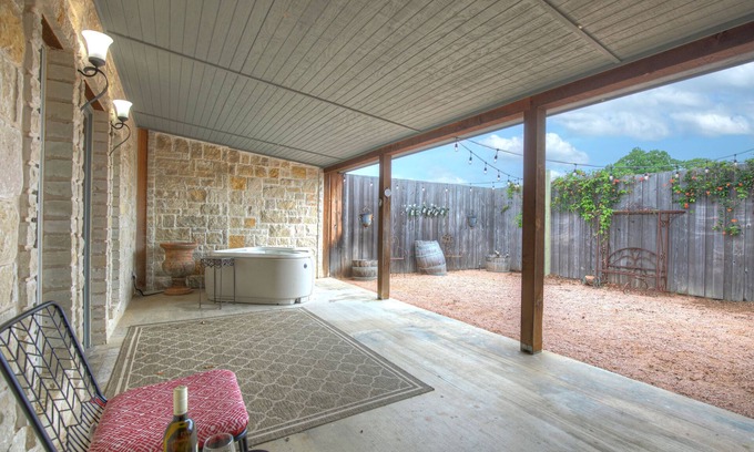 Fredericksburg Cabaña | Studio Suite with Hot Tub 10mins To Fred!