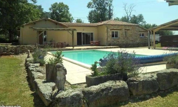 Carayac Apartamento | Estudio La dirección desconocida 30m2 con wifi de la piscina en el salvaje Raro!