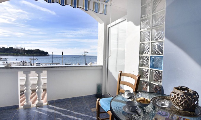 Savudrija Apartamento | Studio Toni Savudrija with sea view balcony, Wi-fi, parking space