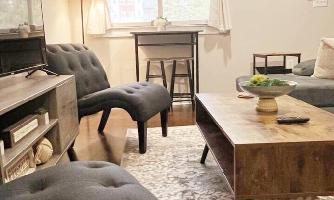 First Ward Apartamento | Studio Townhouse in Uptown King Bed-Wi-Fi-Full Kitchen- Washer & Dryer