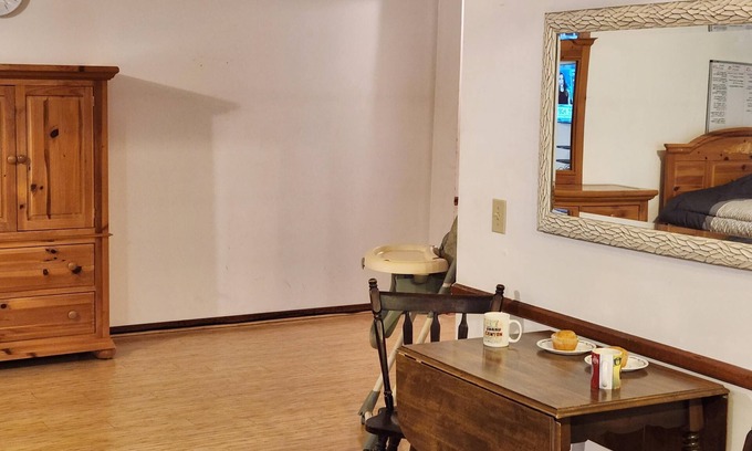 Hanover Apartamento | Studio w/3 beds, 1 Queen, two twin, couch, pellet stove, full amenities, shower.
