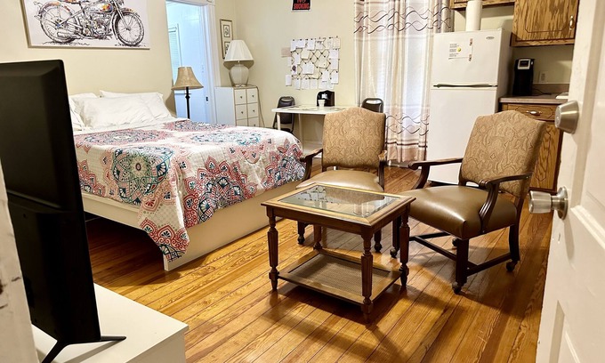 Rivermont Casa | Studio w/kitchen, Private, Sanitized & Discounts Sleeps 2