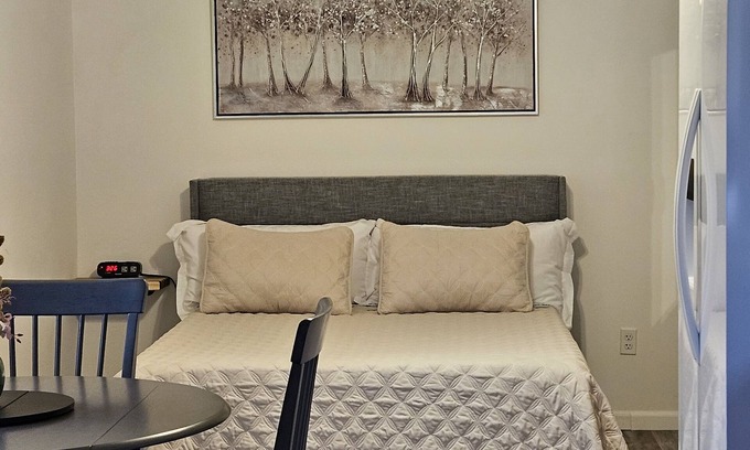 Phenix City Apartamento | Studio w/spacious bathroom 14 miles to Ft Benning/Ft Moore