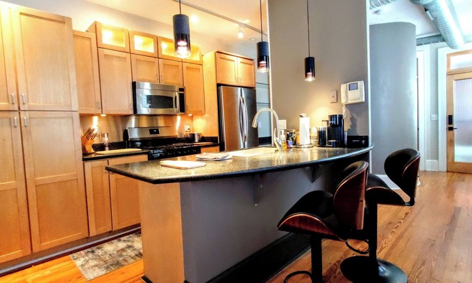 Evansville Apartamento | Studio with a View and Deck Overlooking Downtown Evansville