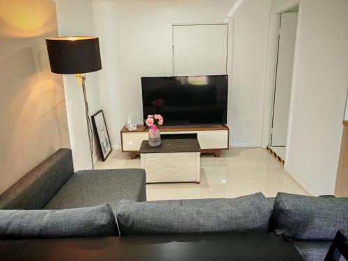 Hornsby Casa | Studio with backyard close 2train&Westfield