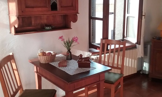 Massa Marittima Apartamento | Estudio con balcón en una casa antigua de la ciudad, en una tranquila y soleada