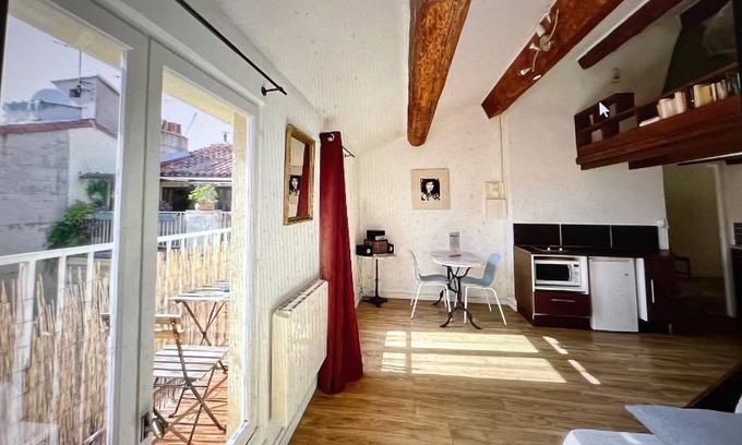 Noailles Apartamento | Studio with balcony in the heart of the old town (& 3min walk from the old port)