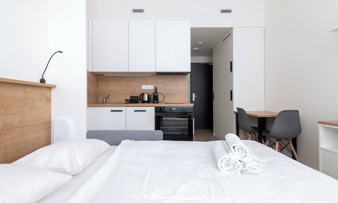 Prague 5 Apartamento | Studio with 𝗙𝗿𝗲𝗲 𝗣𝗮𝗿𝗸𝗶𝗻𝗴 A/C Ultra-Fast WiFi SMART TV