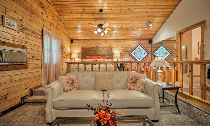 Eureka Springs Casa | Studio with Deck Near Thorncrown Chapel and Lakes