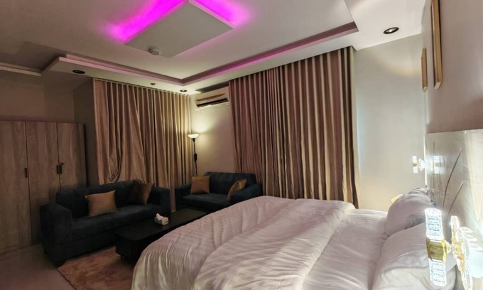 Al Faisaliyah Apartamento | Studio with hotel furniture and a prime location