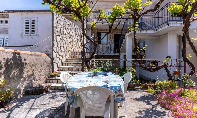 Cres Apartamento | Apartamento vacacional con acceso a Internet y TV vía satélite