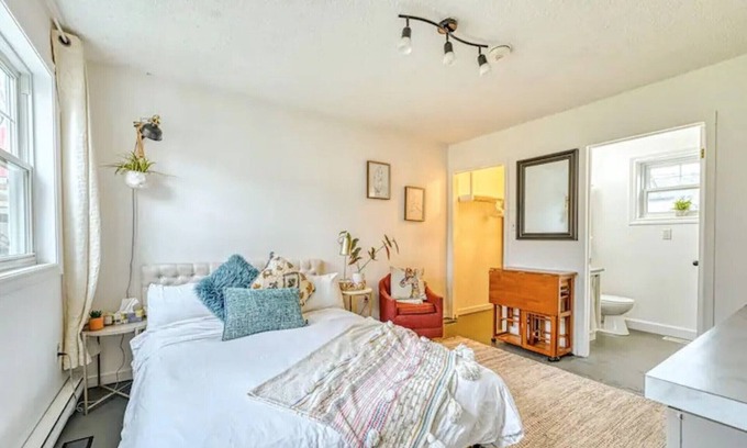 Carleton Place Apartamento | Studio with kitchenette in downtown Carleton Place.