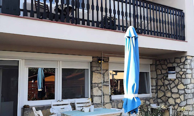 Csopak Apartamento | Apartamento vacacional con una gran terraza y vista a las montañas