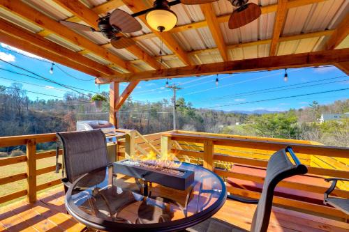 Marshall Apartamento | Studio with Loft, Hot Tub and Views in Marshall!